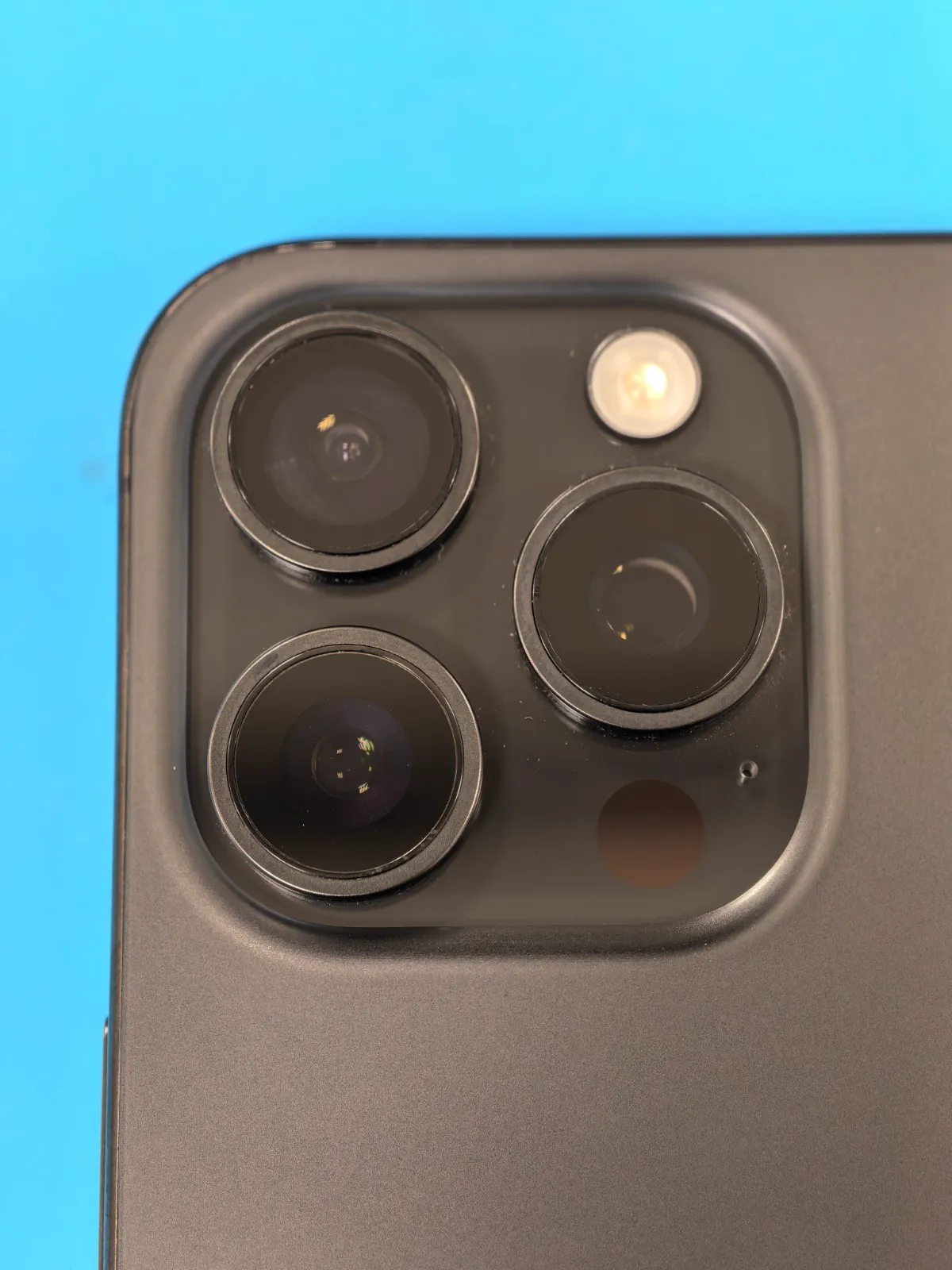 iPhone 15 Pro Max 水没洗浄修理｜内側カメラに腐食、早期分解で復旧